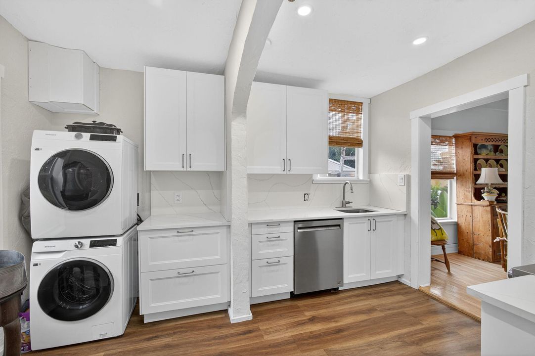 Active With Contract: $529,000 (3 beds, 1 baths, 1304 Square Feet)