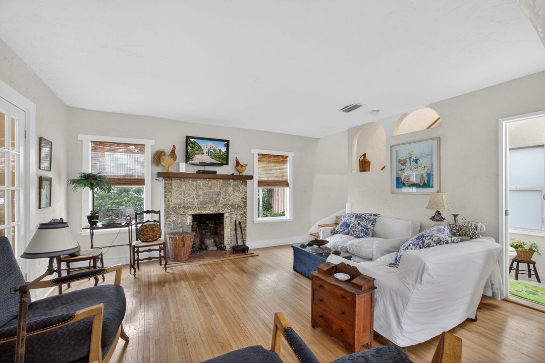 Active With Contract: $529,000 (3 beds, 1 baths, 1304 Square Feet)