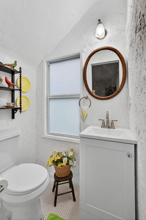 Active With Contract: $529,000 (3 beds, 1 baths, 1304 Square Feet)