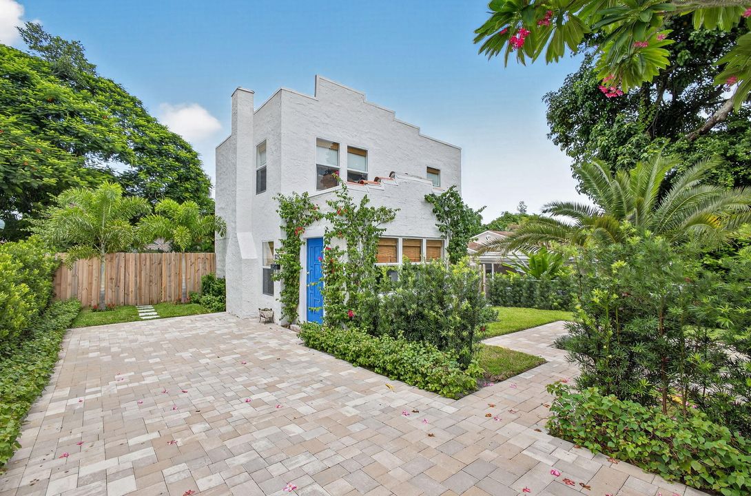 Active With Contract: $529,000 (3 beds, 1 baths, 1304 Square Feet)