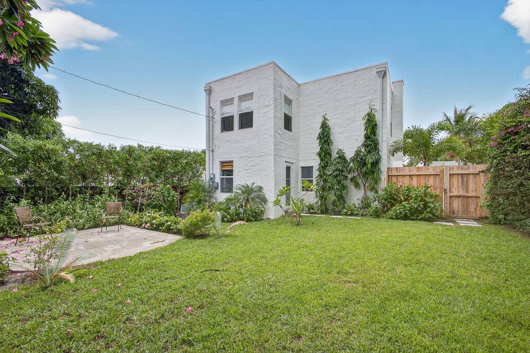 Active With Contract: $529,000 (3 beds, 1 baths, 1304 Square Feet)