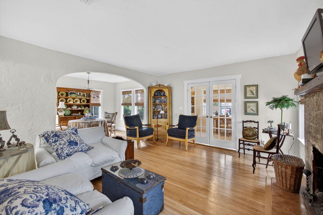 Active With Contract: $529,000 (3 beds, 1 baths, 1304 Square Feet)