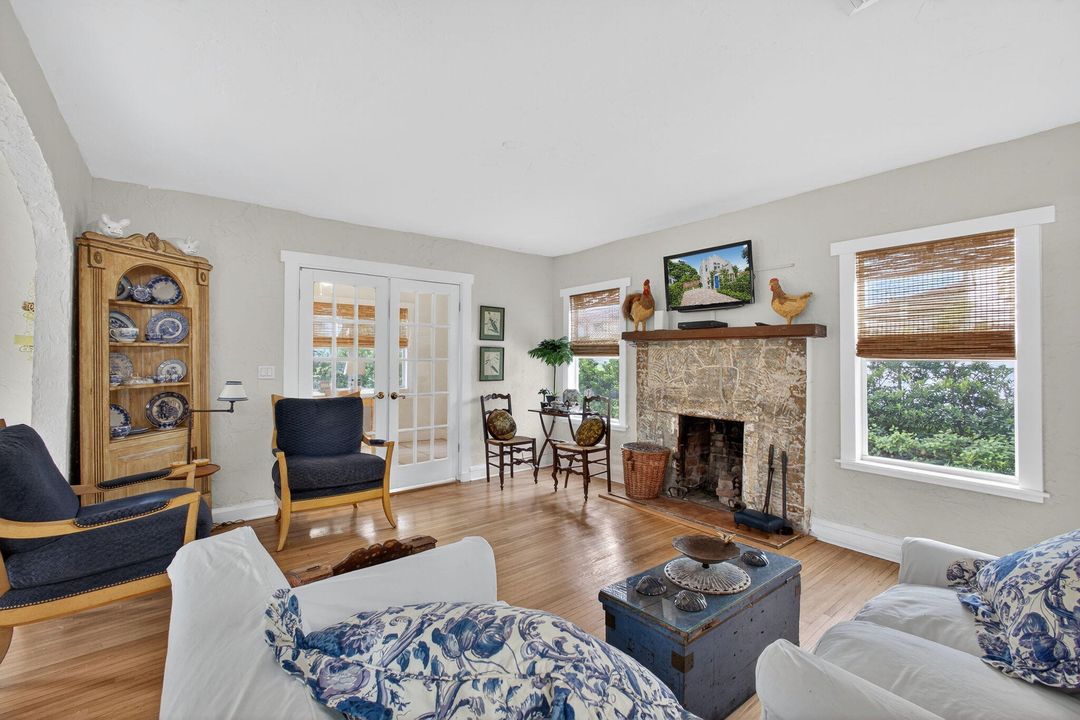 Active With Contract: $529,000 (3 beds, 1 baths, 1304 Square Feet)