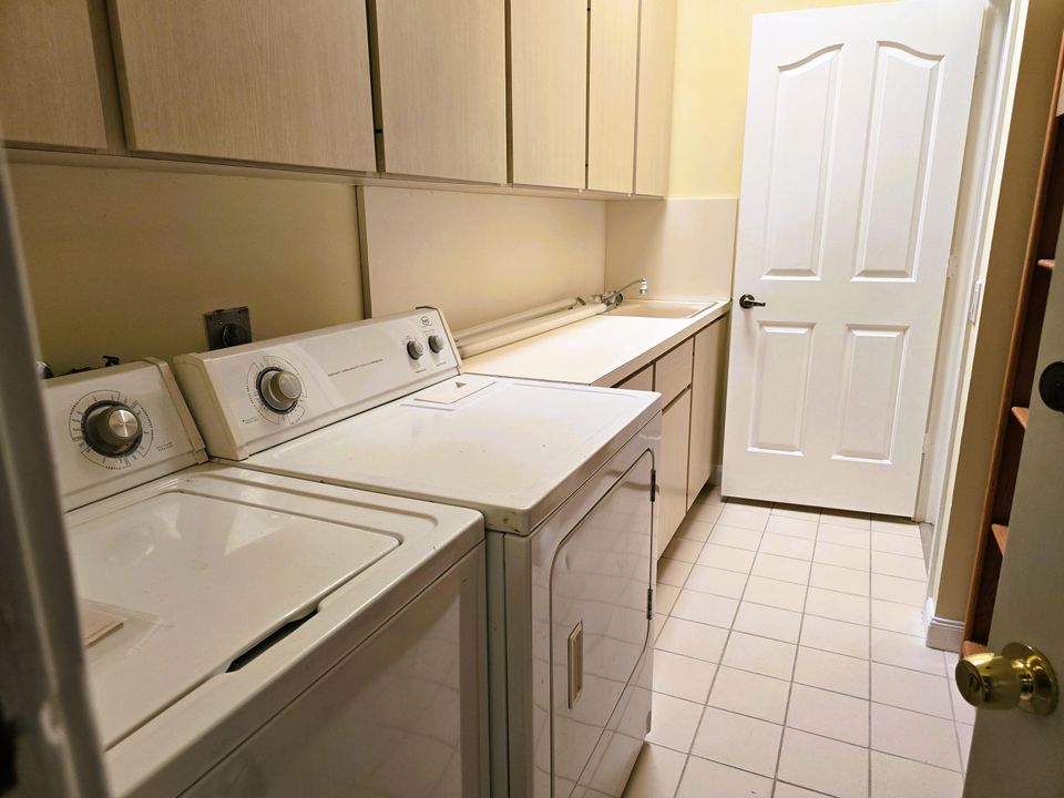 For Rent: $3,400 (3 beds, 2 baths, 2017 Square Feet)