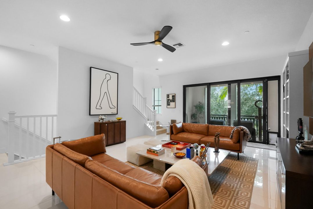 En Venta: $998,000 (4 camas, 3 baños, 2840 Pies cuadrados)