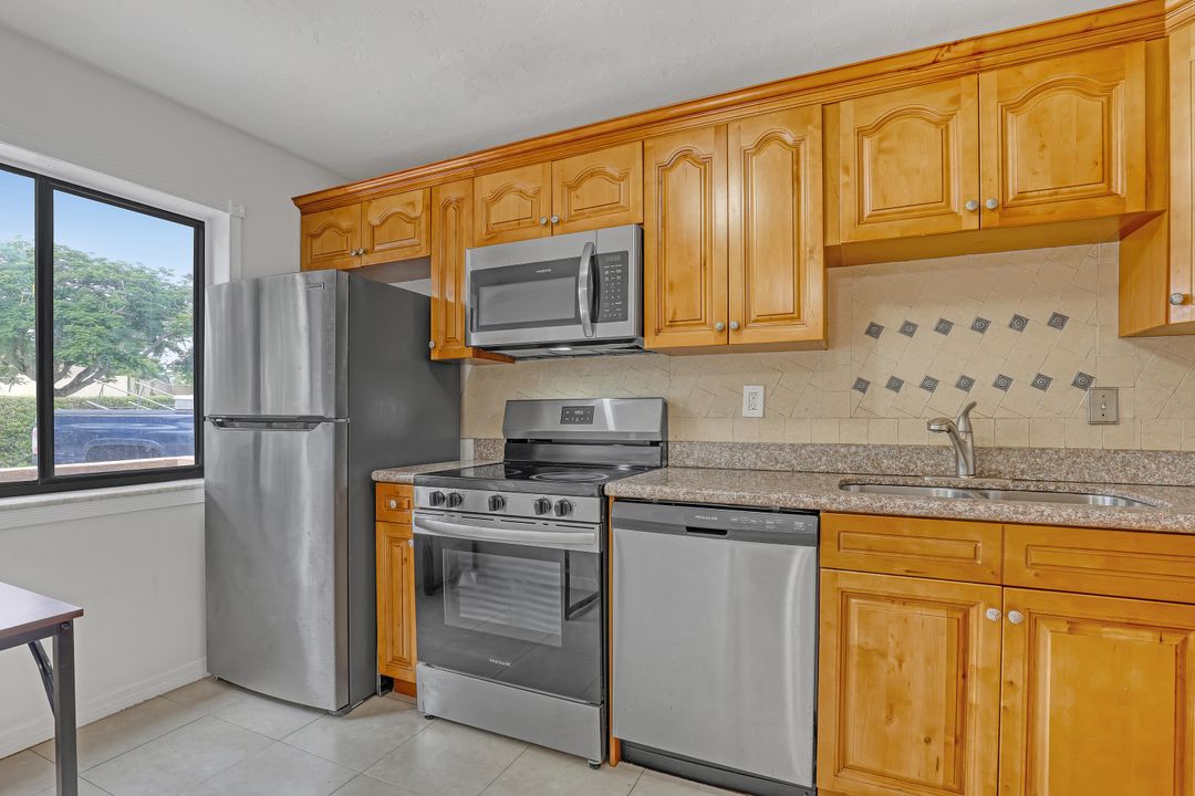 合同活跃: $289,000 (3 贝兹, 2 浴室, 1200 平方英尺)