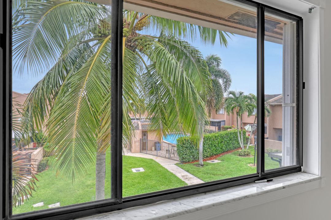 合同活跃: $289,000 (3 贝兹, 2 浴室, 1200 平方英尺)