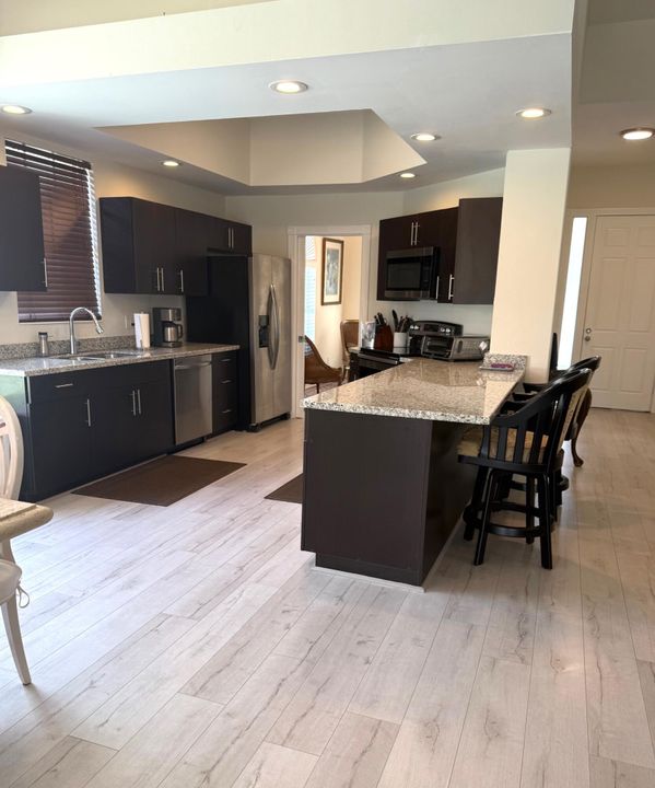 合同活跃: $585,000 (3 贝兹, 3 浴室, 2084 平方英尺)