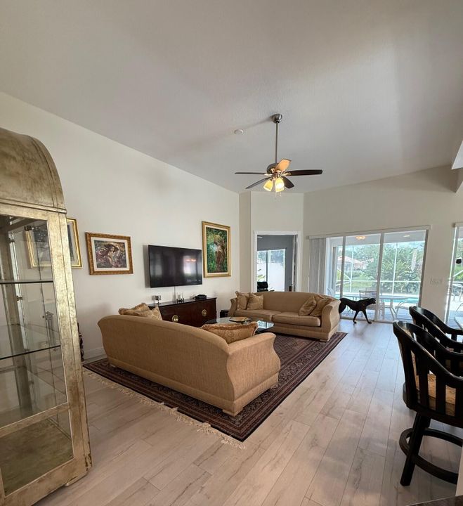 合同活跃: $585,000 (3 贝兹, 3 浴室, 2084 平方英尺)