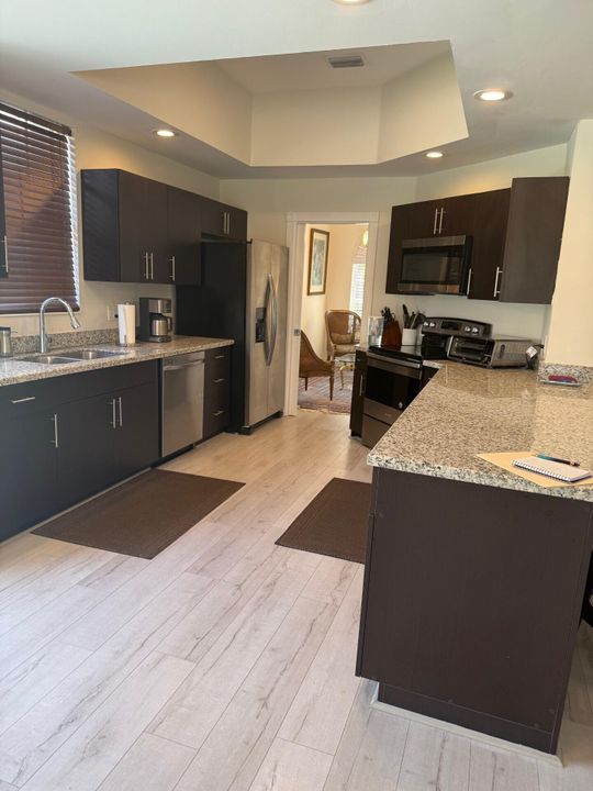 合同活跃: $585,000 (3 贝兹, 3 浴室, 2084 平方英尺)