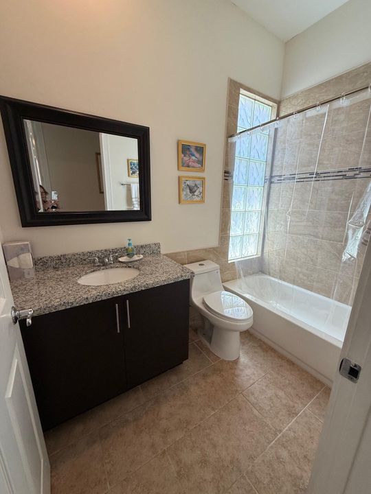 合同活跃: $585,000 (3 贝兹, 3 浴室, 2084 平方英尺)