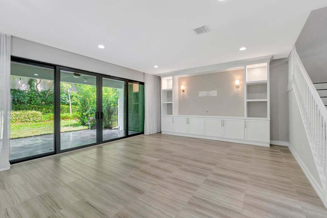 合同活跃: $879,000 (4 贝兹, 3 浴室, 2656 平方英尺)