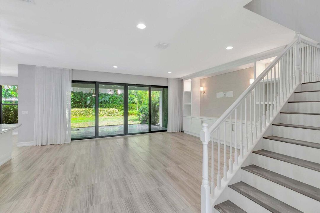 合同活跃: $879,000 (4 贝兹, 3 浴室, 2656 平方英尺)