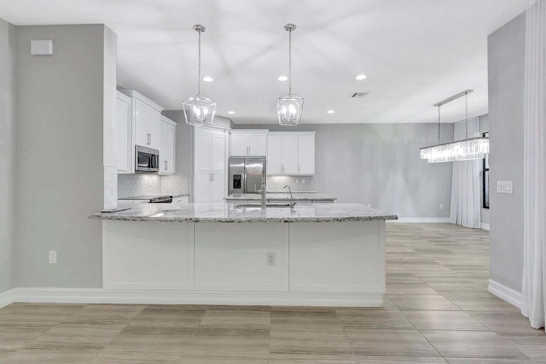 合同活跃: $879,000 (4 贝兹, 3 浴室, 2656 平方英尺)