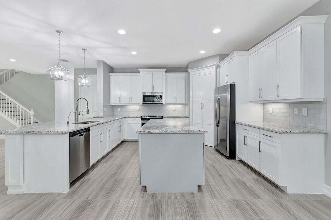 合同活跃: $879,000 (4 贝兹, 3 浴室, 2656 平方英尺)