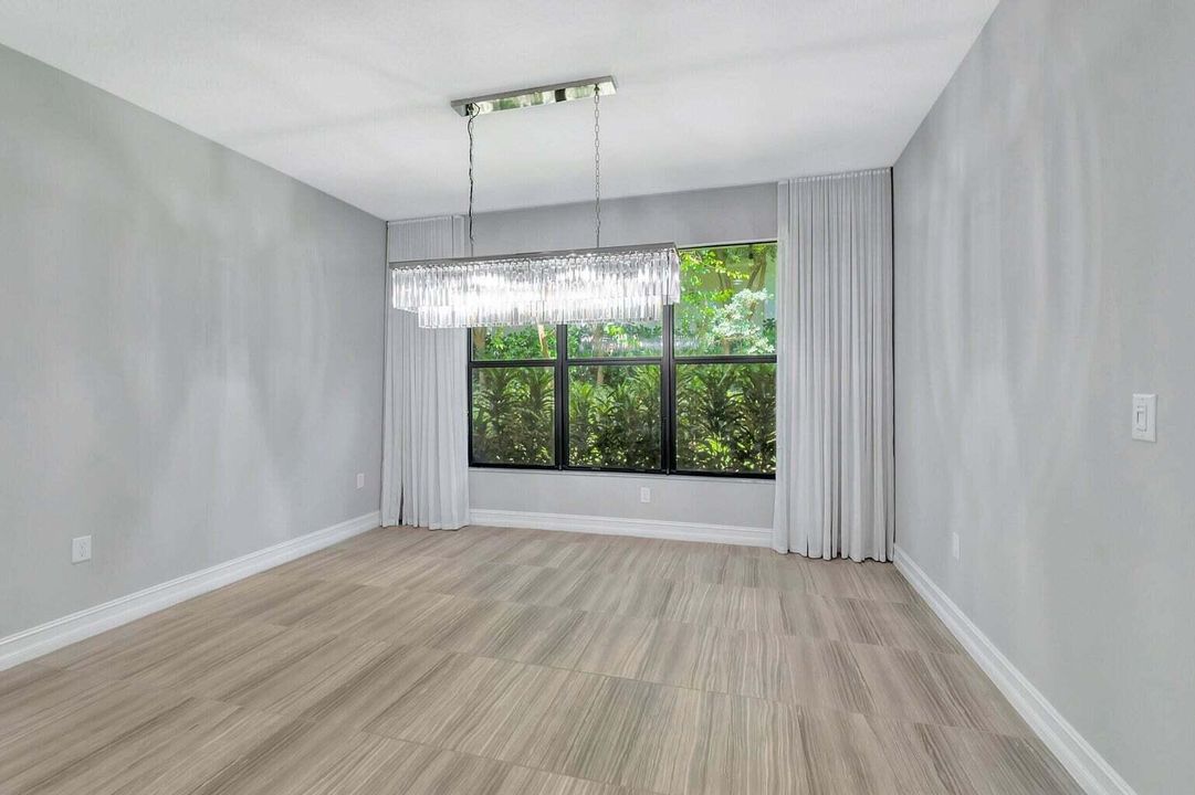 合同活跃: $879,000 (4 贝兹, 3 浴室, 2656 平方英尺)