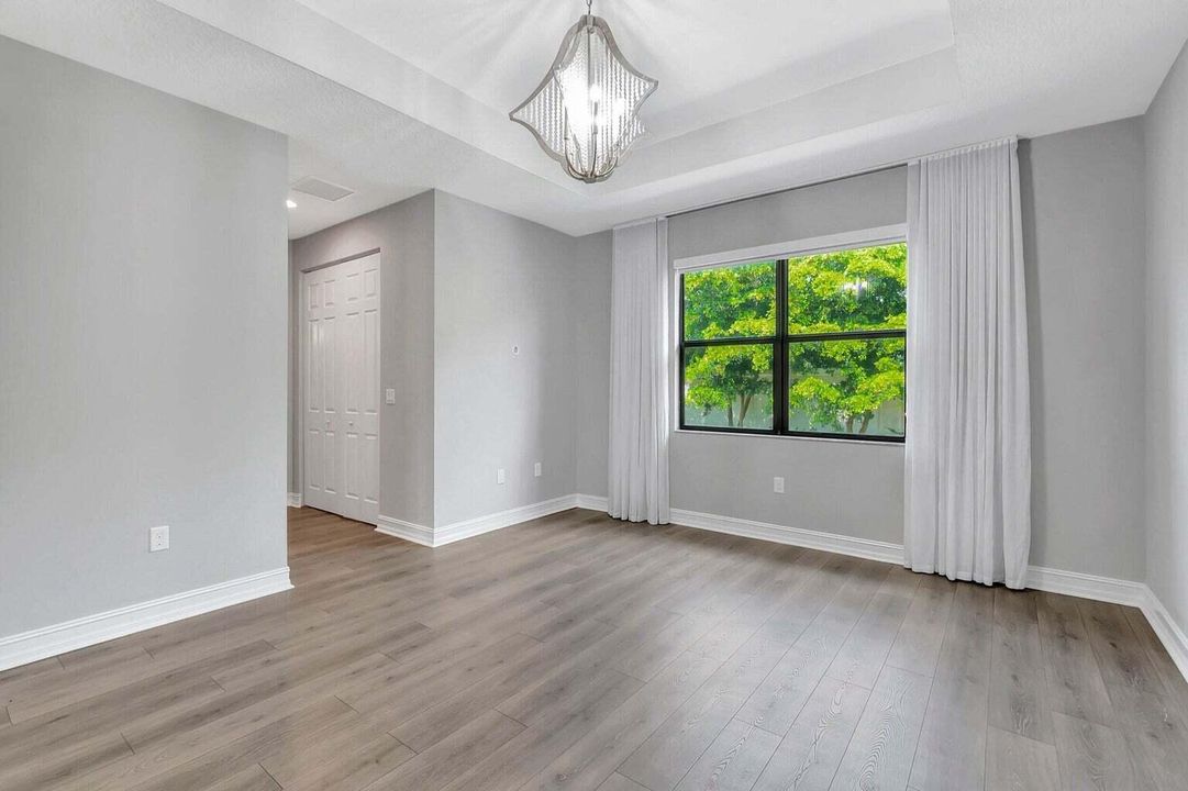 合同活跃: $879,000 (4 贝兹, 3 浴室, 2656 平方英尺)