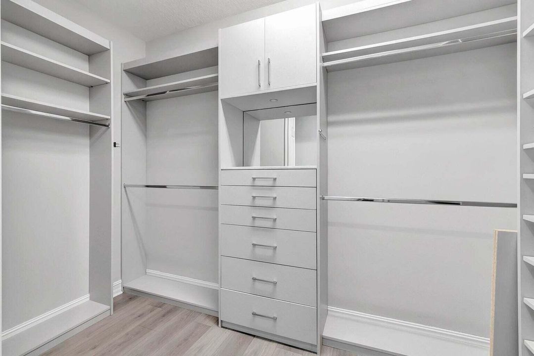 合同活跃: $879,000 (4 贝兹, 3 浴室, 2656 平方英尺)