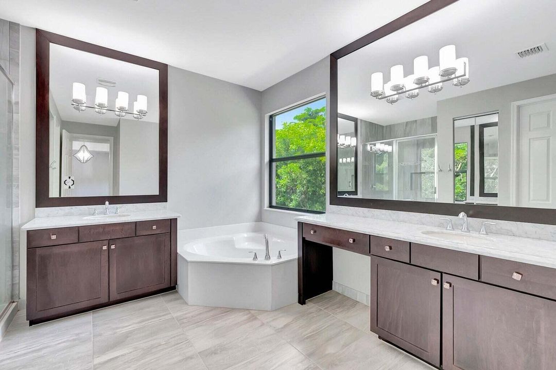 合同活跃: $879,000 (4 贝兹, 3 浴室, 2656 平方英尺)