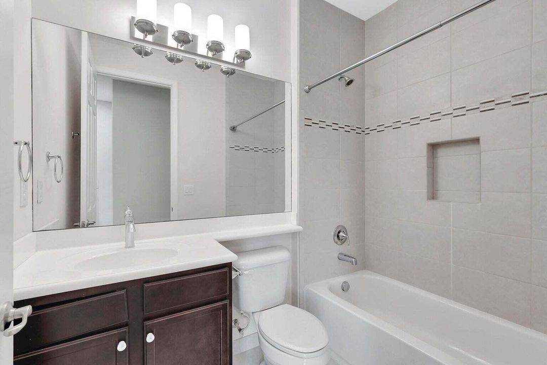 合同活跃: $879,000 (4 贝兹, 3 浴室, 2656 平方英尺)