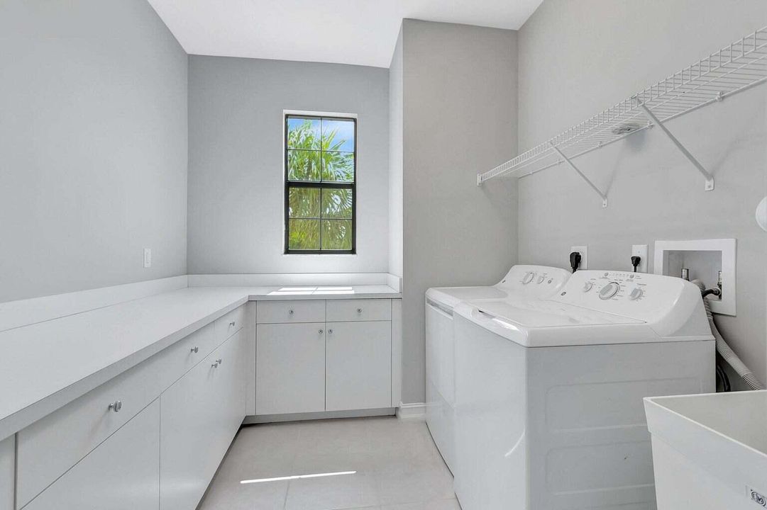 合同活跃: $879,000 (4 贝兹, 3 浴室, 2656 平方英尺)