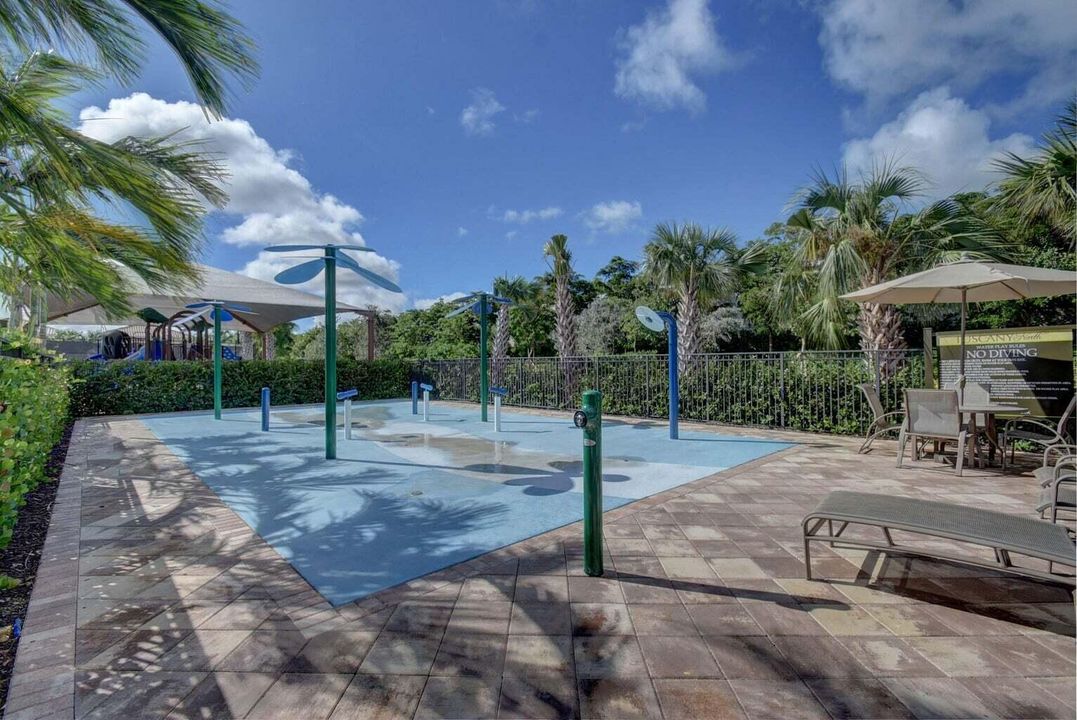 合同活跃: $879,000 (4 贝兹, 3 浴室, 2656 平方英尺)