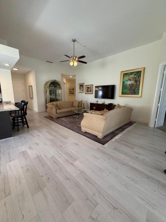 合同活跃: $585,000 (3 贝兹, 3 浴室, 2084 平方英尺)