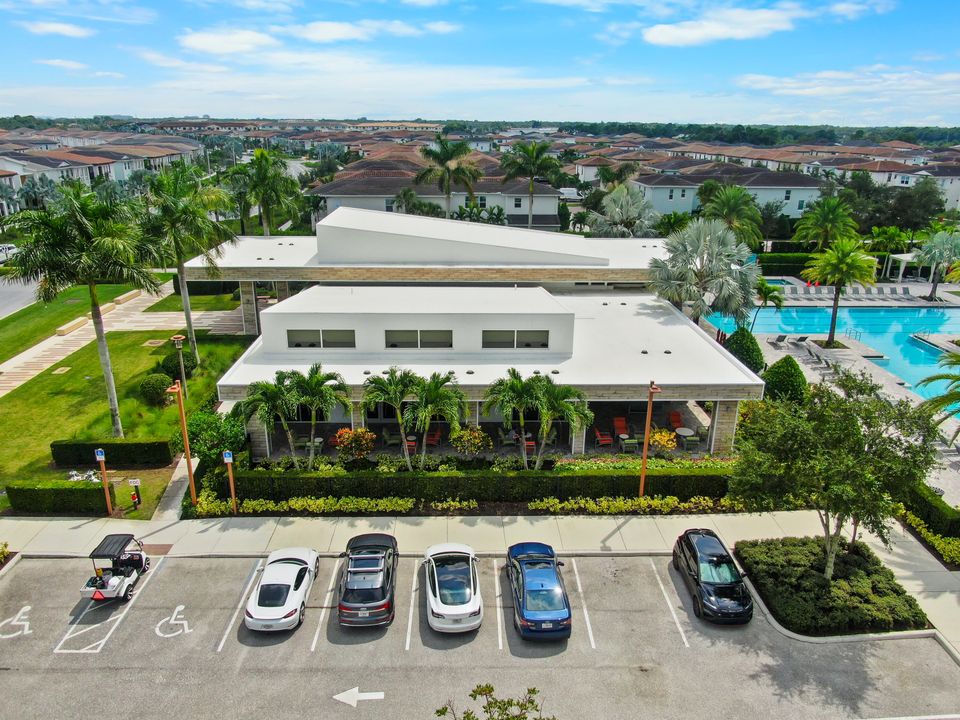 En Venta: $998,000 (4 camas, 3 baños, 2840 Pies cuadrados)