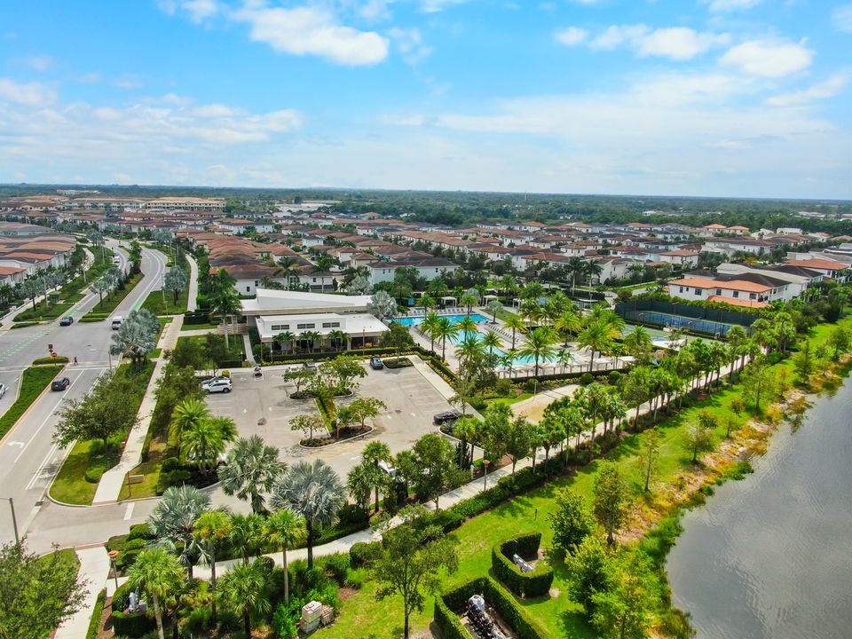 En Venta: $998,000 (4 camas, 3 baños, 2840 Pies cuadrados)