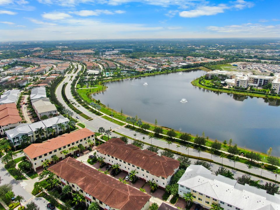 En Venta: $998,000 (4 camas, 3 baños, 2840 Pies cuadrados)