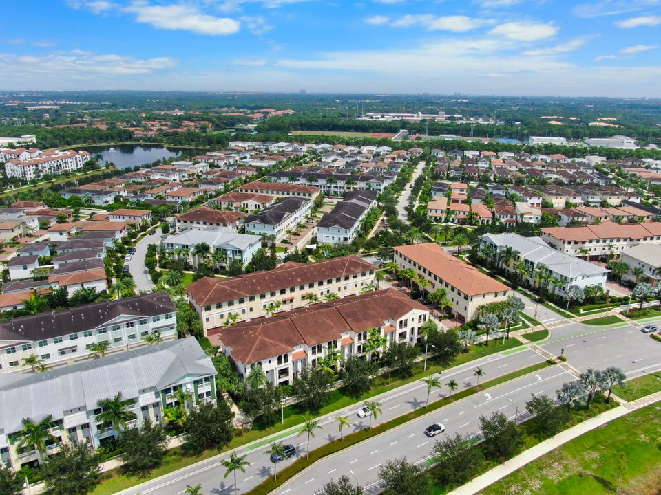 En Venta: $998,000 (4 camas, 3 baños, 2840 Pies cuadrados)