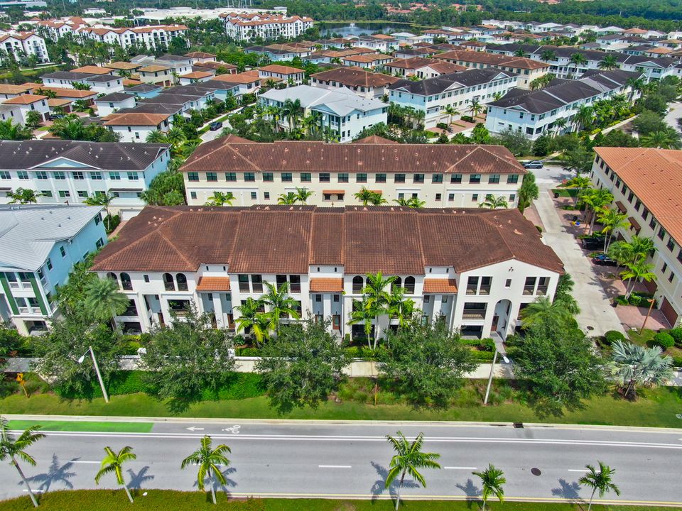 En Venta: $998,000 (4 camas, 3 baños, 2840 Pies cuadrados)