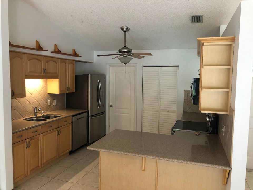 Active With Contract: $2,900 (3 beds, 2 baths, 1160 Square Feet)