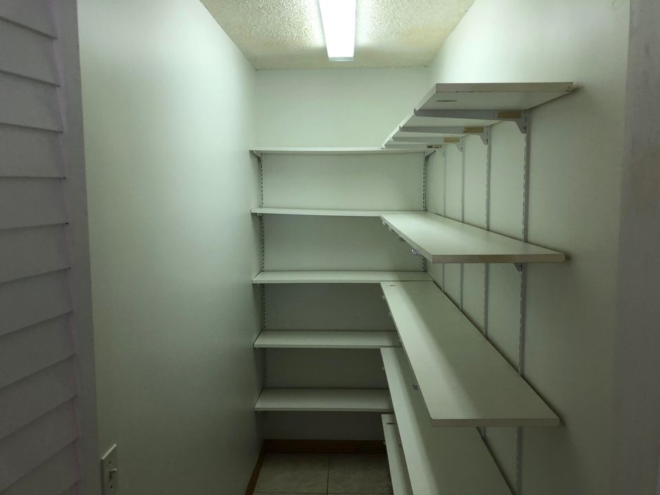 Active With Contract: $2,900 (3 beds, 2 baths, 1160 Square Feet)