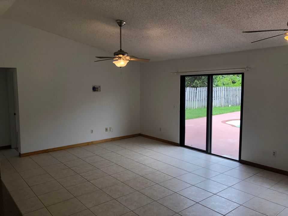 Active With Contract: $2,900 (3 beds, 2 baths, 1160 Square Feet)