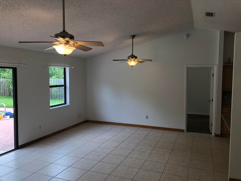 Active With Contract: $2,900 (3 beds, 2 baths, 1160 Square Feet)