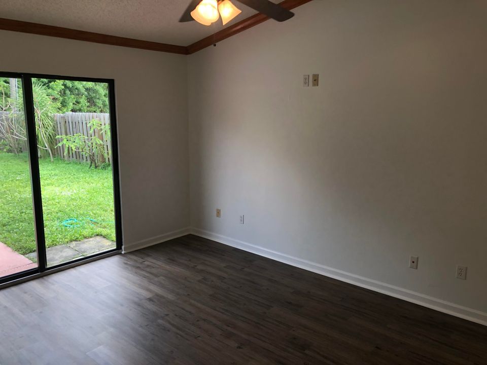 Active With Contract: $2,900 (3 beds, 2 baths, 1160 Square Feet)