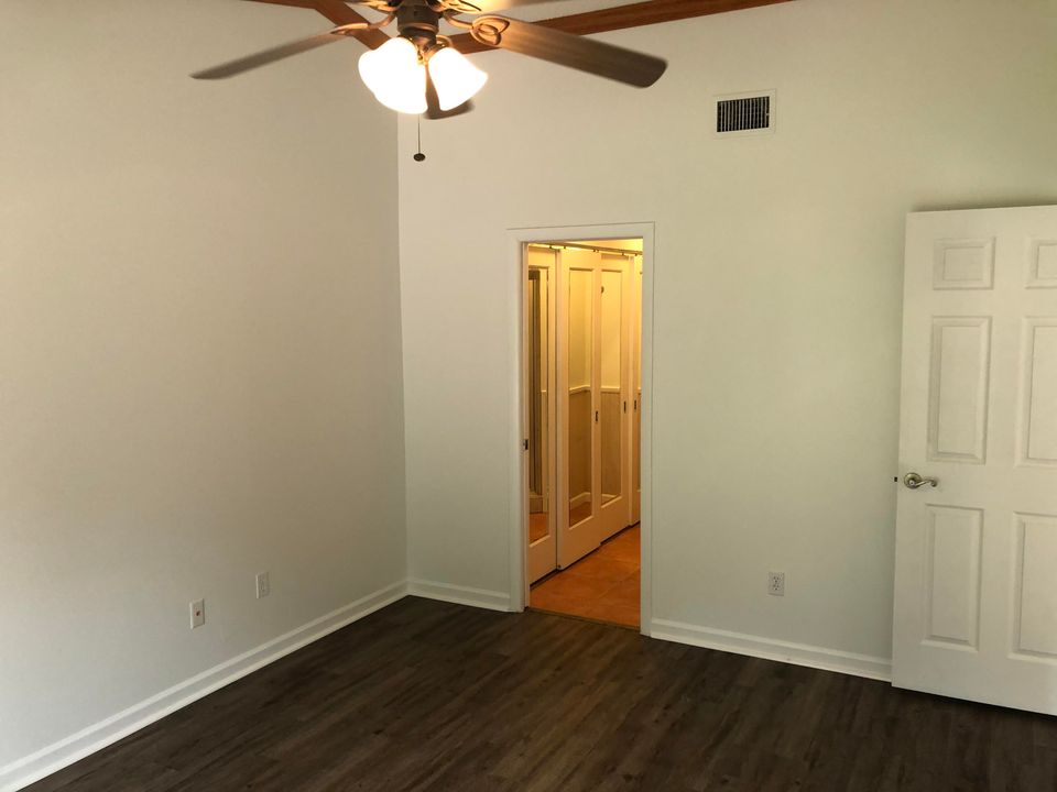 Active With Contract: $2,900 (3 beds, 2 baths, 1160 Square Feet)
