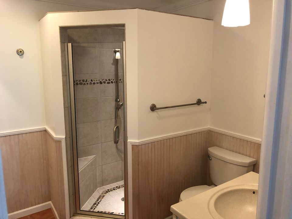 Active With Contract: $2,900 (3 beds, 2 baths, 1160 Square Feet)