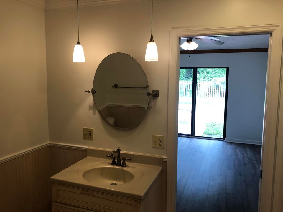 Active With Contract: $2,900 (3 beds, 2 baths, 1160 Square Feet)