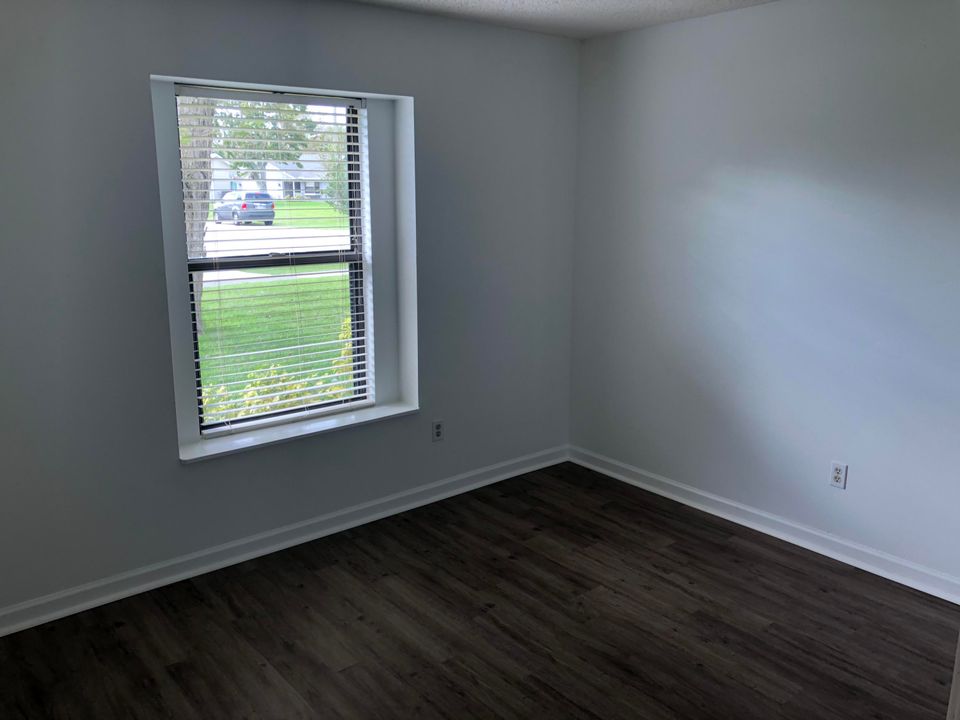 Active With Contract: $2,900 (3 beds, 2 baths, 1160 Square Feet)