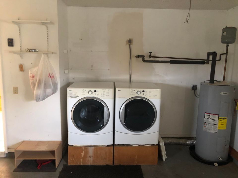 Active With Contract: $2,900 (3 beds, 2 baths, 1160 Square Feet)