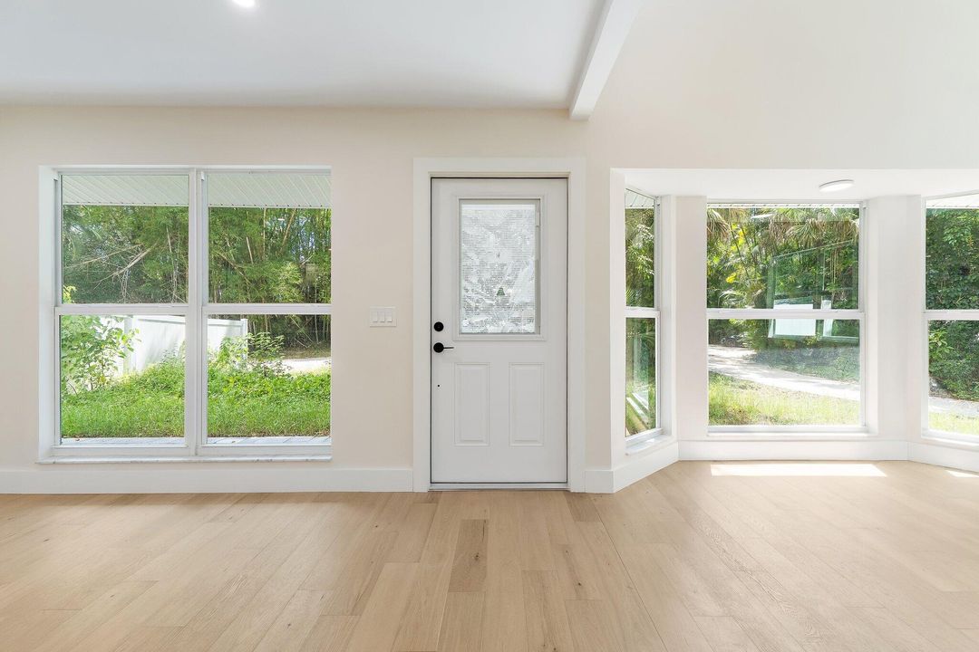 合同活跃: $860,000 (4 贝兹, 2 浴室, 2154 平方英尺)