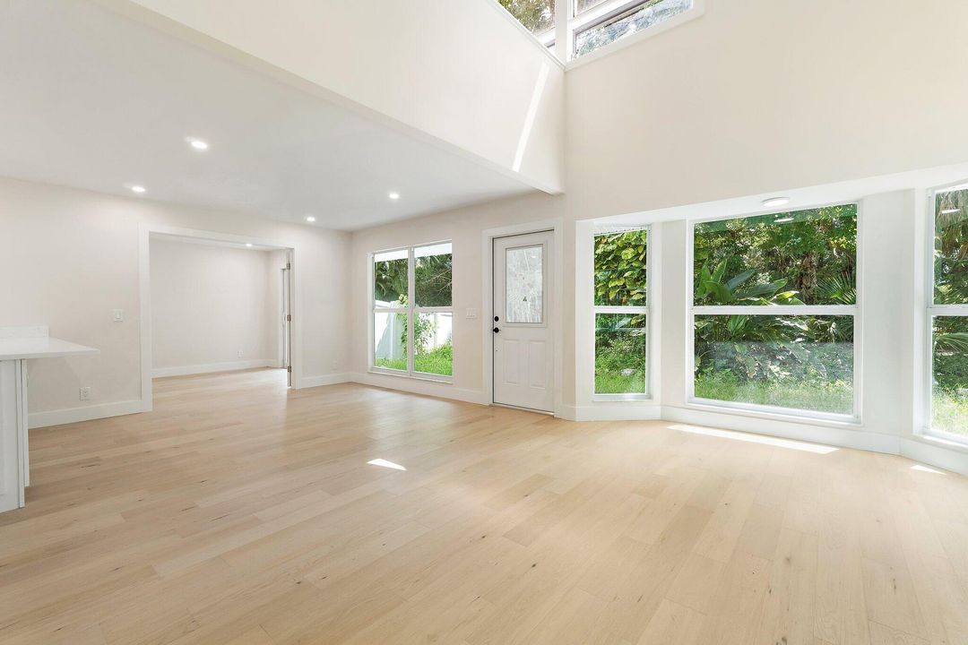 合同活跃: $860,000 (4 贝兹, 2 浴室, 2154 平方英尺)