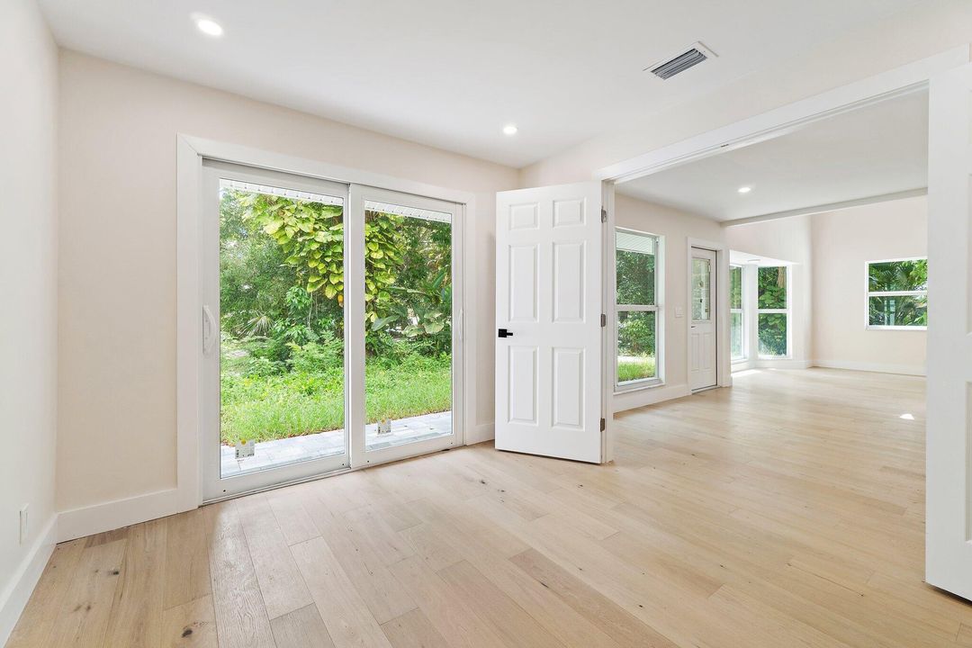 合同活跃: $860,000 (4 贝兹, 2 浴室, 2154 平方英尺)