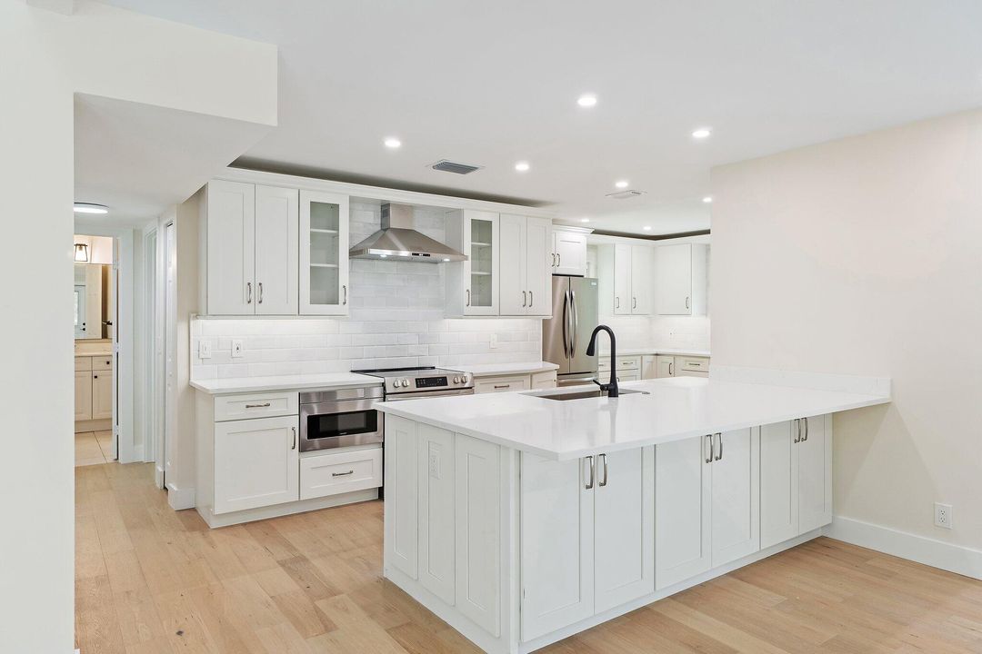 合同活跃: $860,000 (4 贝兹, 2 浴室, 2154 平方英尺)