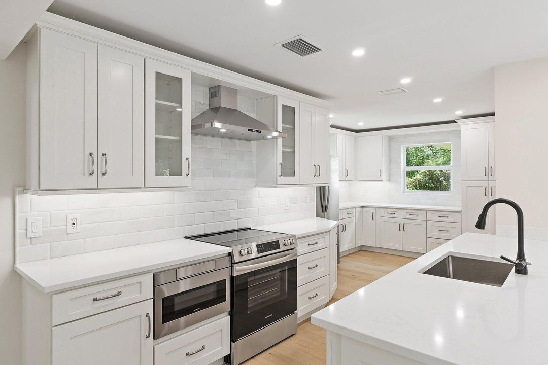 合同活跃: $860,000 (4 贝兹, 2 浴室, 2154 平方英尺)