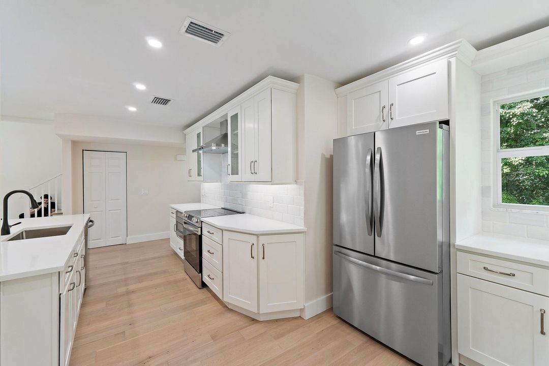 合同活跃: $860,000 (4 贝兹, 2 浴室, 2154 平方英尺)