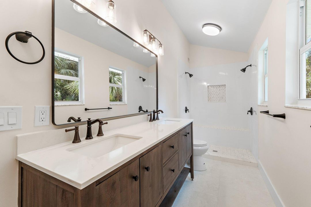 合同活跃: $860,000 (4 贝兹, 2 浴室, 2154 平方英尺)