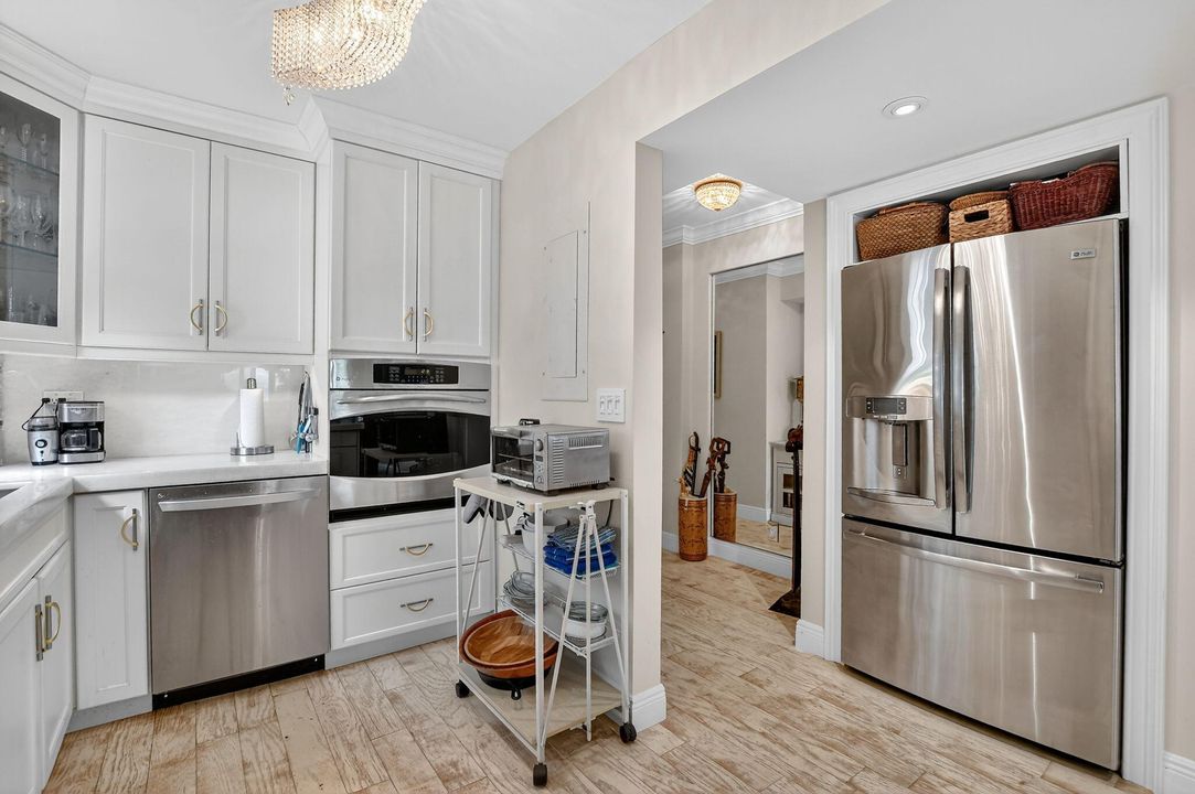 合同活跃: $8,000 (3 贝兹, 2 浴室, 1875 平方英尺)